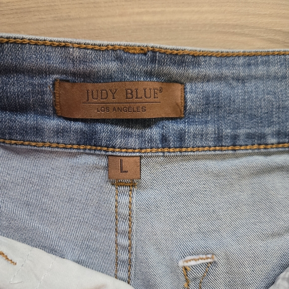 Judy Blue Light Wash Jean Shorts - Picture 4 of 6